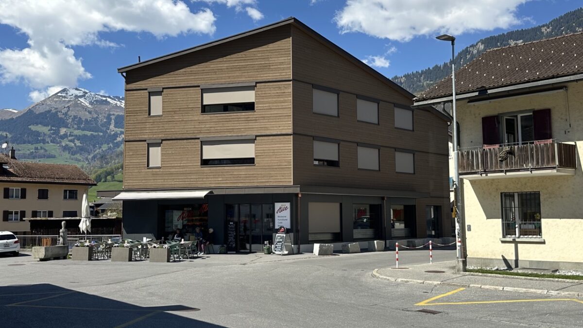 Café im Sockelgeschoss