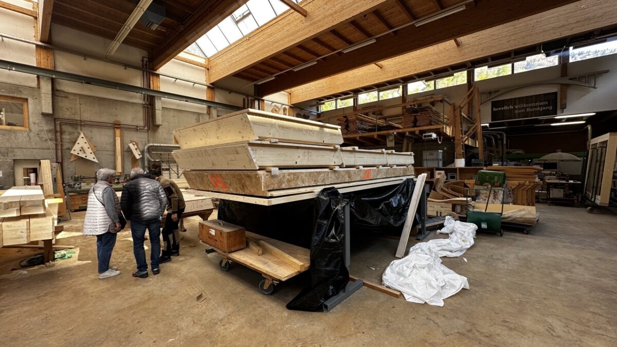 Besuch mit Bauherrschaft der Produktion beim Zimmermann.