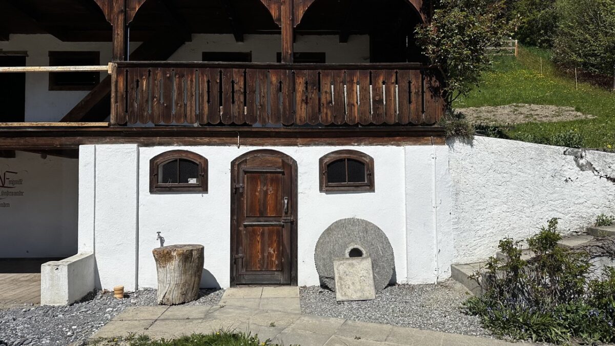 Sockelgeschoss bleibt erhalten.